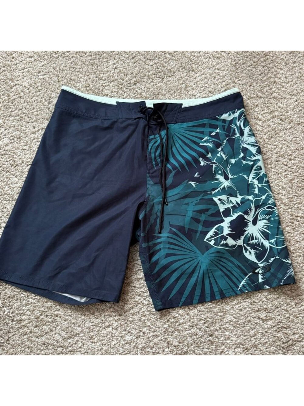 Oakley Men's Performance Fit Board Shorts Size 33 Swim Trunks Navy Teal Floral